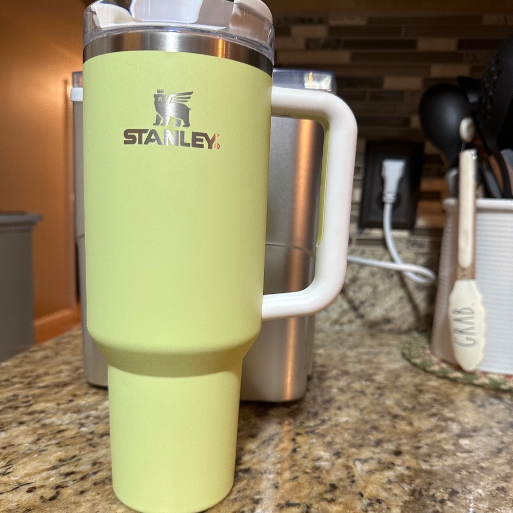 Stanley 40oz color Pomelo H2.0 flow state tumbler (S9)